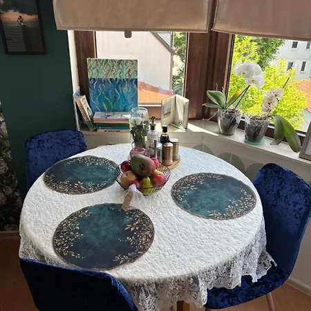 The Corner Is A Small, Sunny And Cozy Apartment *